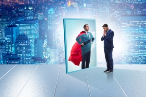 Businessman seeing himself in mirror as superhero Narzissmus – Was ist das?
